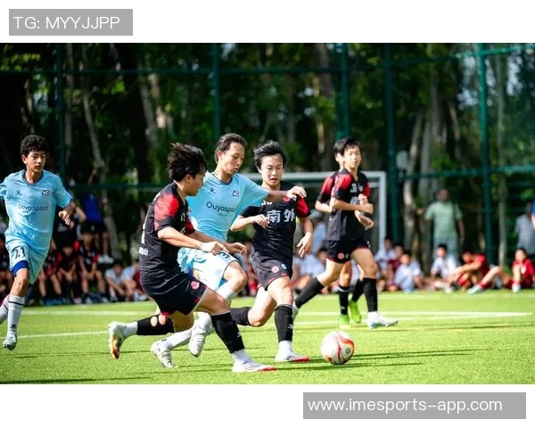 激情瞬间定格赛场巨星动作展现足球魅力与力量之美 激情瞬间定格赛场巨星动作展现足球魅力与力量之美