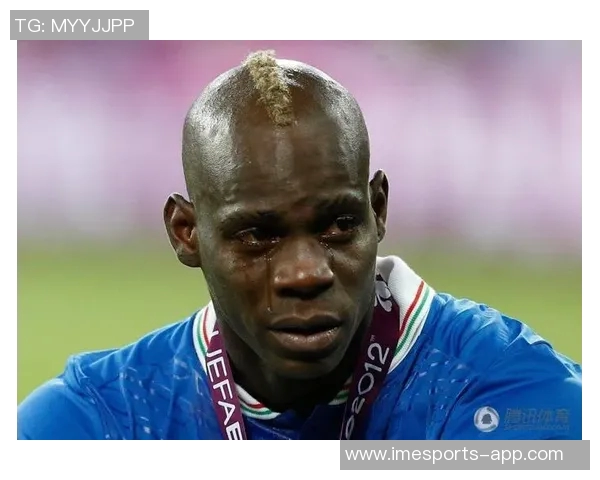 足球巨星温情时刻记录那些赛场内外令人动容的爱心瞬间