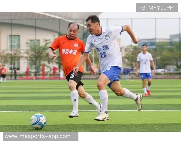 足球球星秀场：赛场内外的魅力风采与竞技对决尽在其中